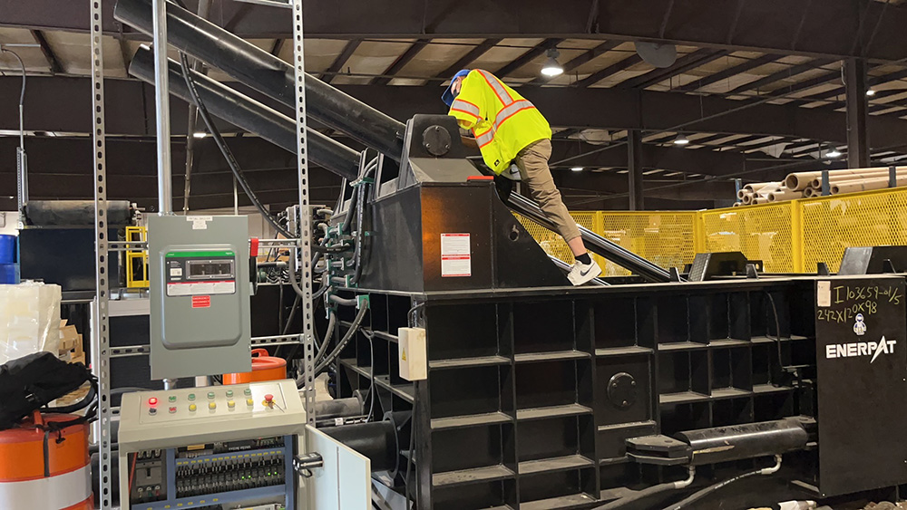 ENERPAT Установлен пресс для пакетирования железного лома