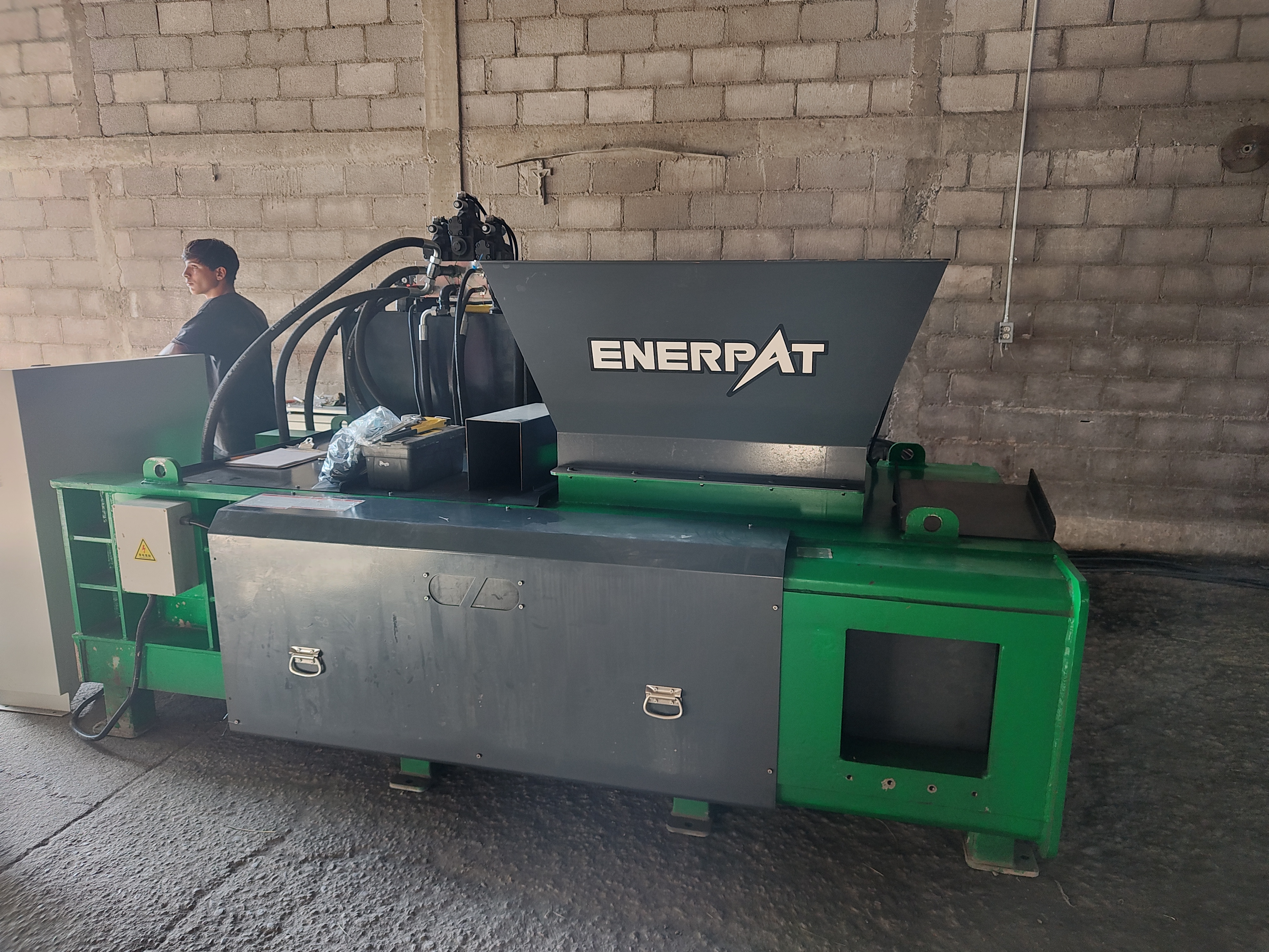 Чиуауа, Мексика: установлен ENERPAT AMB-H1075-100 пресс-подборщик металлолома с бункером.